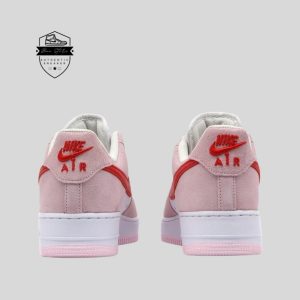 Phần gót nổi bật với logo Nike Air được thêu màu đỏ nổi bật trên chất liệu da lộn màu hồng