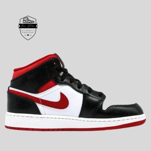 Đôi giày mang đến sự nóng bóng cho bộ outfit của bạn. Với phối màu ấn tượng Black Gym Red của Jordan Brand.
