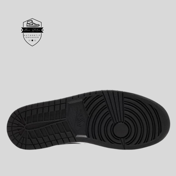 Hoàn thiện đôi giày là đế Air cao su chắc chắn tạo sự thoải mái và độ êm tối ưu khi di chuyển