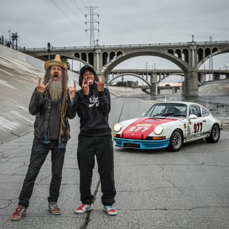 hình ảnh Ishod Wair đứng cạnh Magnus Walker cùng với chiếc Porsche 911 từ năm 1971