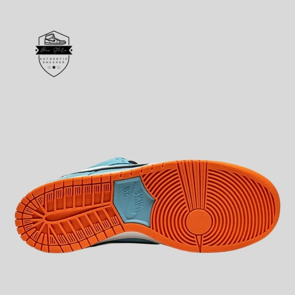 phần đế mà cam với chất liệu xịn xò là điểm nhấn cho đôi giày