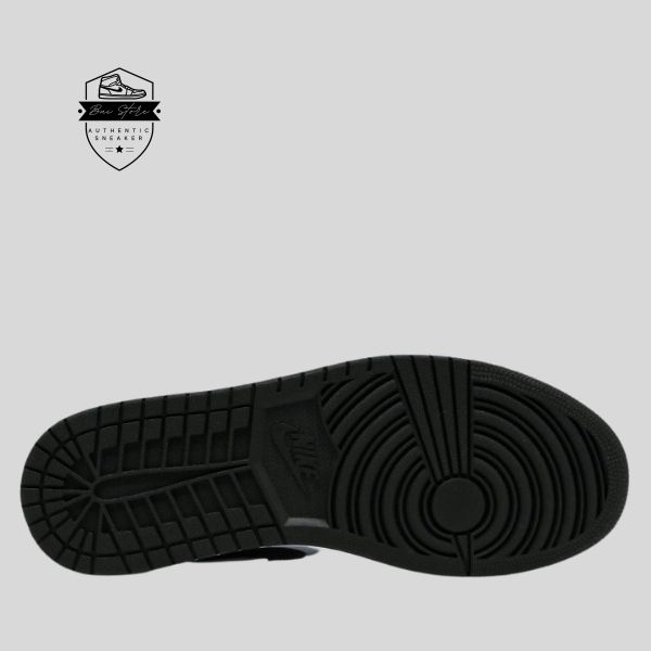 Hoàn thiện đôi giày là đế Air giữa màu trắng và đế ngoài cao su màu đen đặc trưng của Jordan