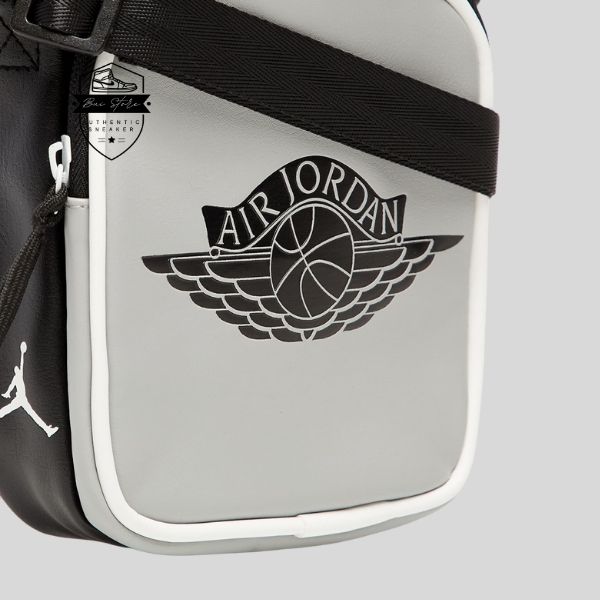 Logo Air Jordan có thiết kế sắc nét được in ngay trên mặt trước chính là điểm nhấn của chiếc túi.
