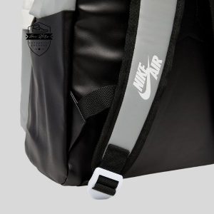 Logo Nike Air cùng dấu Swoosh nổi bật trên dây đeo