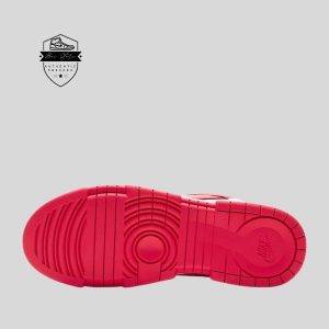 Cùng với đó là lớp đế giữa màu trắng mang các yếu tố chunky và đế ngoài rubber sole màu Siren Red.