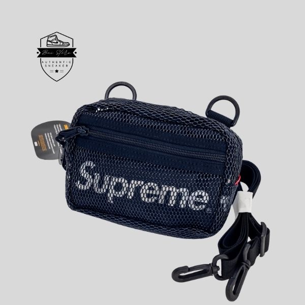 Điểm nhấn của chiếc túi này chính là phần thương hiệu “ Supreme” được in nổi cỡ lớn với chất liệu 3M phản quang ngay trên mặt trước của nó.