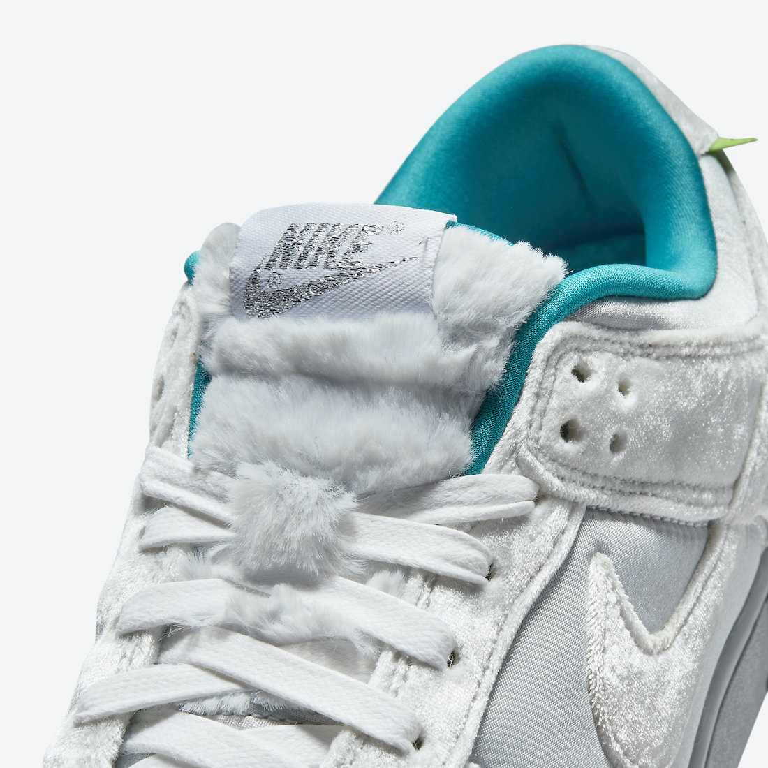 Biểu tượng Nike màu màu trắng bạc được lấy ý tưởng từ những quả bóng trang trí Giáng Sinh