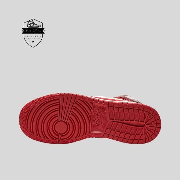 Hoàn thiện đôi giày là đế Air màu đỏ mang lại sự thoải mái khi di chuyển