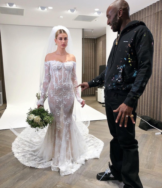 Hailey chia sẻ những khoảnh khắc Virgil giúp cô thiết kế chiếc váy cưới