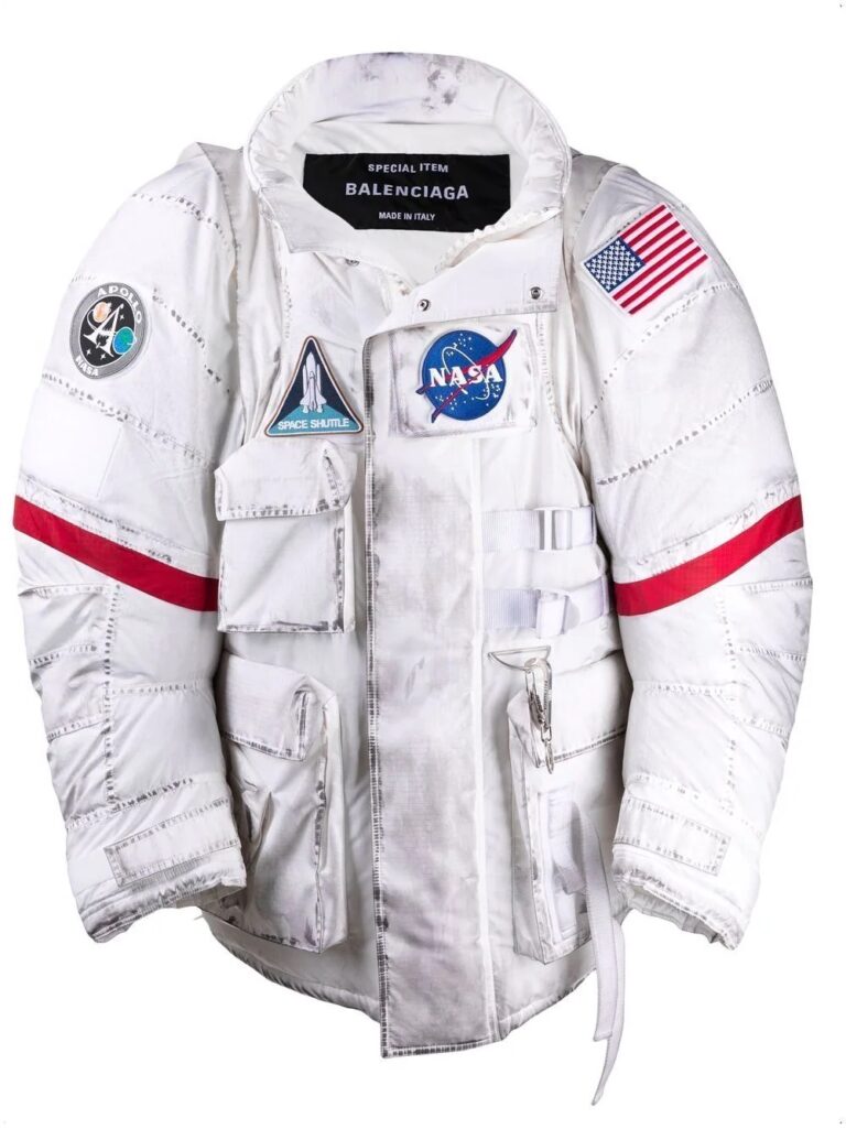 Chiếc áo Parka lấy cảm hứng trực tiếp từ chiếc áo phi hành gia ngoài thực tế và bán với giá 5.050$.