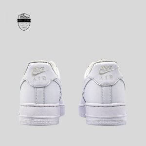 Gót giày xuất hiện logo quen thuộc của Nike