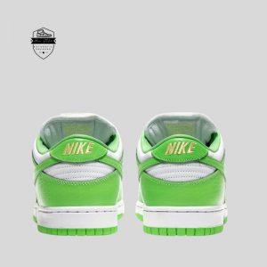 Nike SB Dunk Low Supreme Mean Green được làm bằng da trắng với lớp phủ da croc giả Mean Green