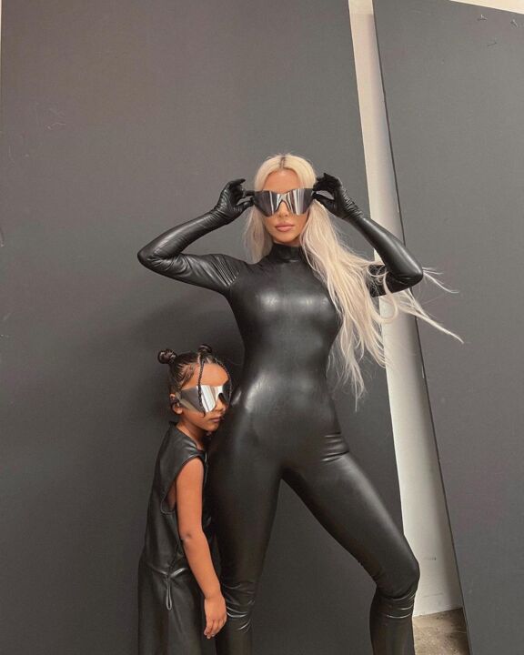 Kim Kardashian cùng con gái check-in chiếc kính phân cực mới của chồng cũ