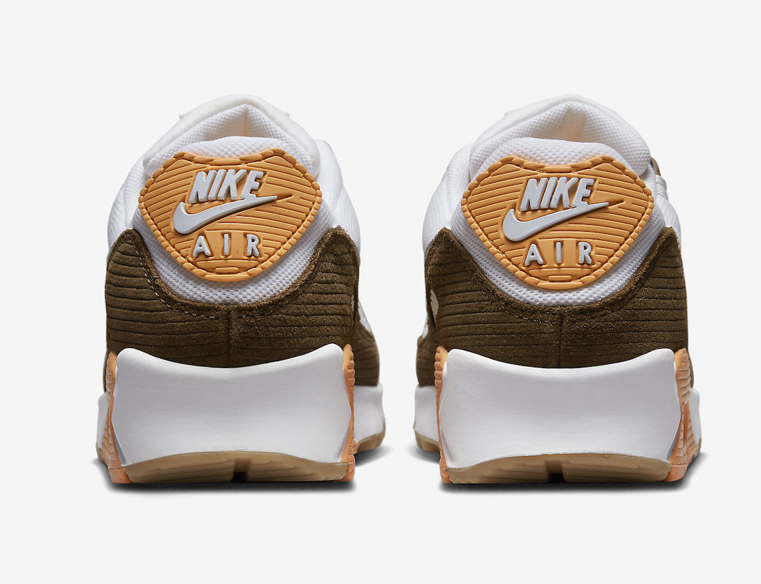 Logo Nike xuất hiện nổi bật trên lưỡi gà, cặp lót giày và trên miếng patch sau gót