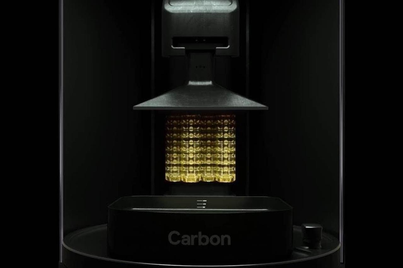 Máy in Carbon, nơi tổng hợp ánh sáng, oxy, vật liệu nhựa lỏng để tạo ra thành phẩm
