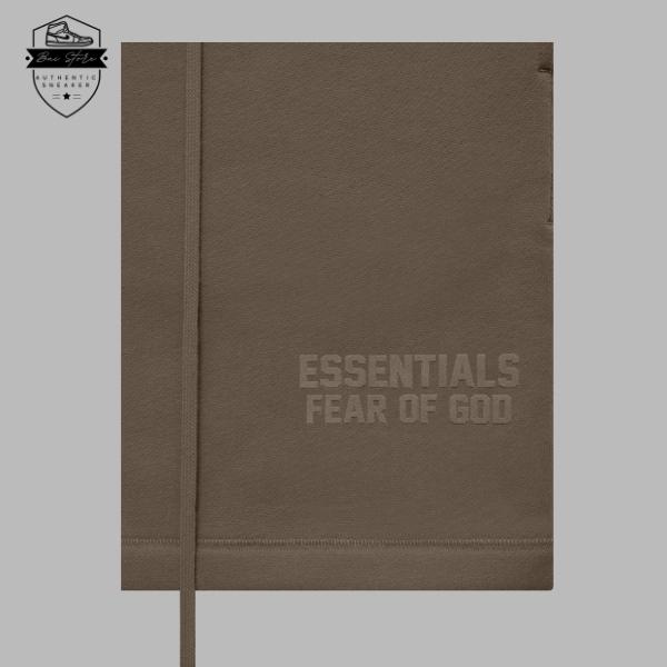 Fear of God Essentials Sweatshorts "Wood" với logo Essentials ủi ép nhiệt trước đùi trái