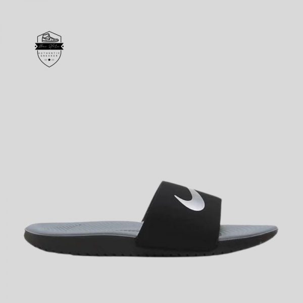 Dép Nike Kawa Slide Black Metallic Silver được làm từ chất liệu cao su đem lại cảm giác thoải mái khi mang