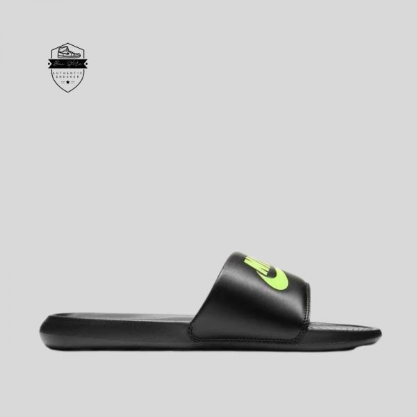 Dép Nike Victori One Slide Black được làm từ chất liệu cao su đem lại cảm giác thoải mái khi mang