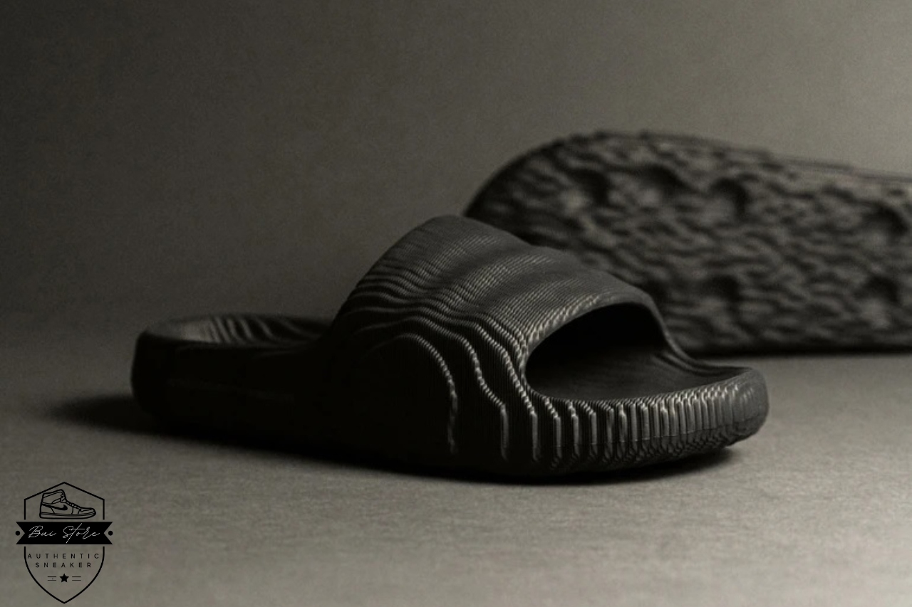adidas Adilette 22 Slides Black chào sân với phối màu tinh giản hết mức