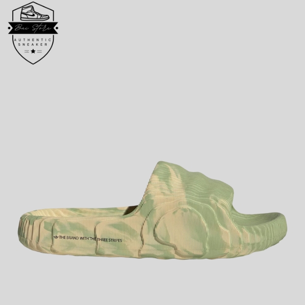 adidas Adilette 22 Slides Magic Lime Desert Sand sở hữu những nét chấm phá nhất định của vàng cát trên nền xanh