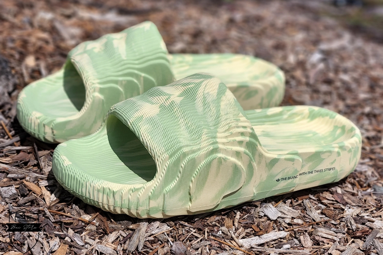 adidas Adilette 22 Slides Magic Lime Desert Sand, khi trái chanh đã thấm nhuần sự khắc nghiệt của thời gian