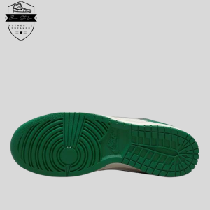 Đơn giản, trầm ấm và nhẹ nhàng là những gì có ở trên đôi Nike Dunk Low SE 