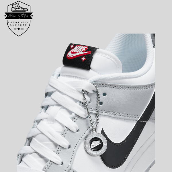 Ở dây giày có một móc khóa đồng tiền logo Nike tạo điểm nhấn