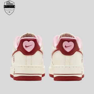 Air Force 1 là mẫu giày biểu tượng nhất của Nike, vậy còn gì ngọt ngào hơn khi đôi giày này được thiết kế cho những cặp tình nhân vào ngày Valentine.